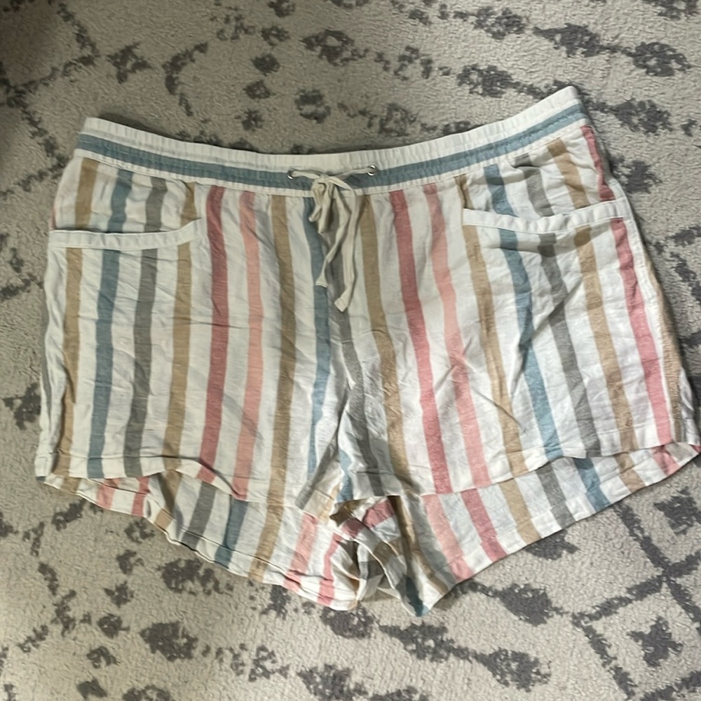 Stripe line linen shorts